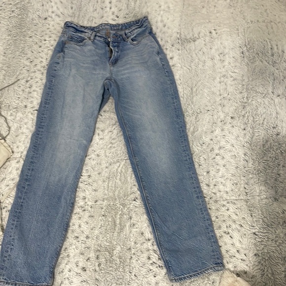 AE V-Rise Mom Jeans - Picture 3 of 3